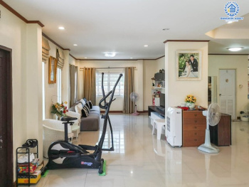 *****บ้านแฝดมือสองย่านสมุทรปราการ ม.สยามนิเวศน์1 ประชาอุทิศ เนื้อที่กว้างขวางมากถึง 92 ตร.ว. ฟังก์ชัน 4 ห้องนอน 3 ห้องน้ำ ที่จอดรถ 2 คัน บ้านสไตล์โมเดิร์น ภายใต้บรรยากาศเงียบสงบ โครงการตั้งบนทำเลแห่งการเดินทาง ใกล้รถไฟฟ้าสายสีม่วงใต้(สายอนาคต) "สถานีครุใน" และจุดขึ้นทางด่วน "กาญจนาภาเษกฯ"